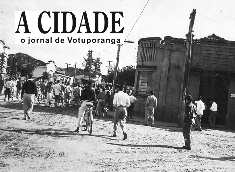 Ano 1958 –Praça Fernando Costa – esquina da rua São Paulo com a (hoje) alameda Padre Edemur Alves, ainda de terra, chão batido. Uma multidão descontente corre para a depredação do prédio do jornal “Oeste Paulista”. O periódico havia feito críticas ao promotor de Justiça Antonio Carlos Penteado de Moraes e o próprio representante do Ministério Público impediu a violência. Entre os funcionários da gráfica do jornal estava o saudoso Walter Moreti. O cenário daquela esquina modernizou-se com o tempo, mas as casas residenciais que se vê na foto, praticamente, estão com os mesmos traços arquitetônicos. Eram seus moradores naquela época: Aziz José Abdo, Mário Bavaresco, Atílio Beloni, José de Freitas Gonçalves Leite, Bilto Herreira e Gunter Schamal.