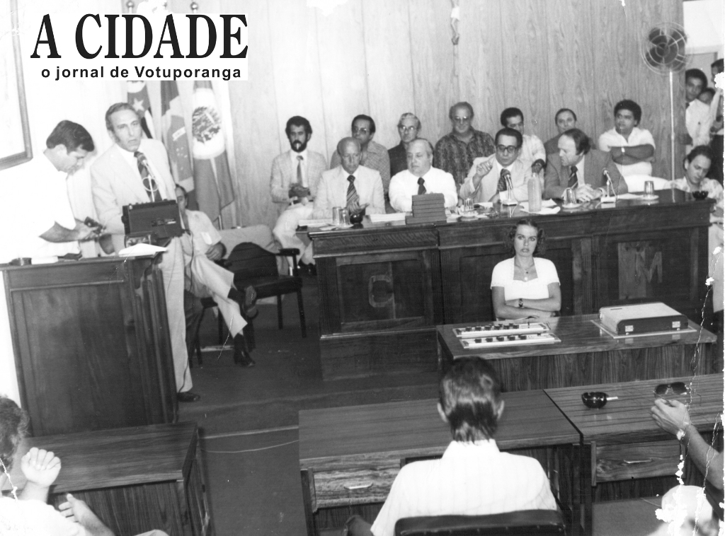 Em concorrida reunião na Câmara Municipal, no prédio da Prefeitura, onde hoje está o gabinete do prefeito, autoridades visitantes foram homena geadas. Na tribuna, discursa o então prefeito João Antonio Nucci (ao lado do vereador Alzimiro Brantis) e na mesa central aparecem deputado Waldemar  Lopes Ferraz, senador Amaral Furlan, o vice-prefeito Onofre de Paula, o então vicegovernador José Maria Marim e o então deputado estadual Alvaro Fraga.  Na segunda fileira: Antonio Benedito Malvas, dr. Antonio Fontes, ? , Fernando Vendramini (Mirassol), outros dois não identificados e o juiz de direito Antonio Correia. Na frente, modulando o som ambiente, a funcionária Vera.