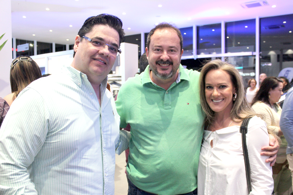Fernando Jabur, Gustavo Tosto Amaral e sua esposa, Dani Megiani Amaral, prestigiaram o elegante coquetel de inauguração da Concessionária Hyundai Golden Motors. A nova unidade, recém-instalada em Votuporanga, amplia as opções de veículos novos para a cidade e toda a região, marcando um novo capítulo no setor automotivo local.