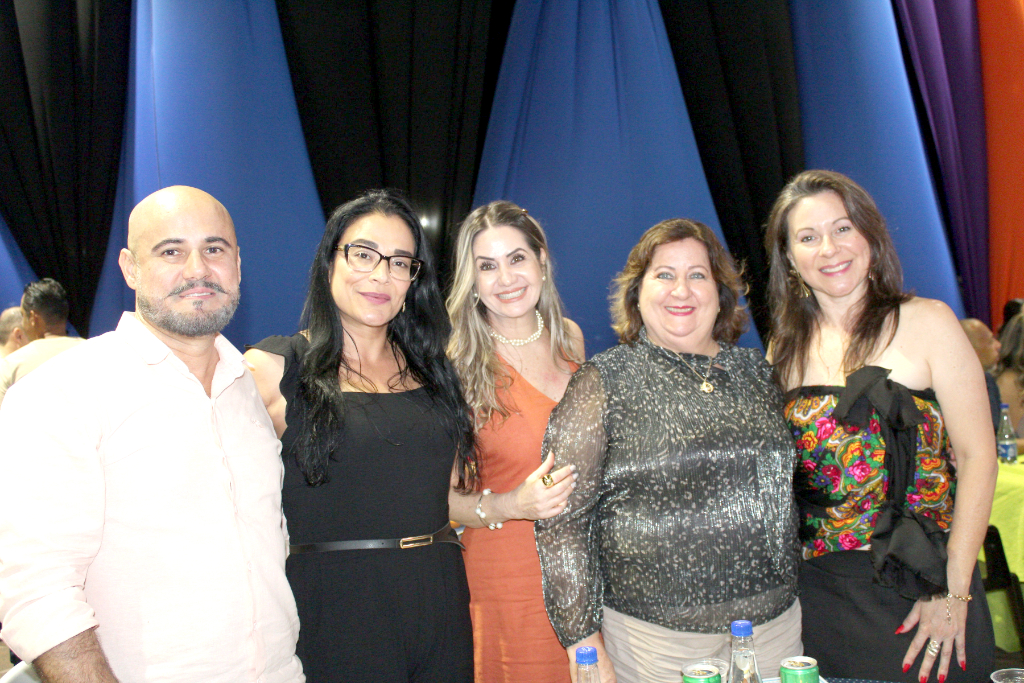Robinson, Kathielle, Chrystina, Marlene e Kelly marcaram presença na grande Noite Premiada da Santa Casa. Chrystina e Marlene, empresárias e sócias-proprietárias da CINCOR Tintas, se uniram aos amigos para celebrar uma noite de solidariedade. O evento reuniu empresários e a comunidade local em um verdadeiro gesto de união e generosidade, com o objetivo de arrecadar fundos para a aquisição de um microscópio cirúrgico.