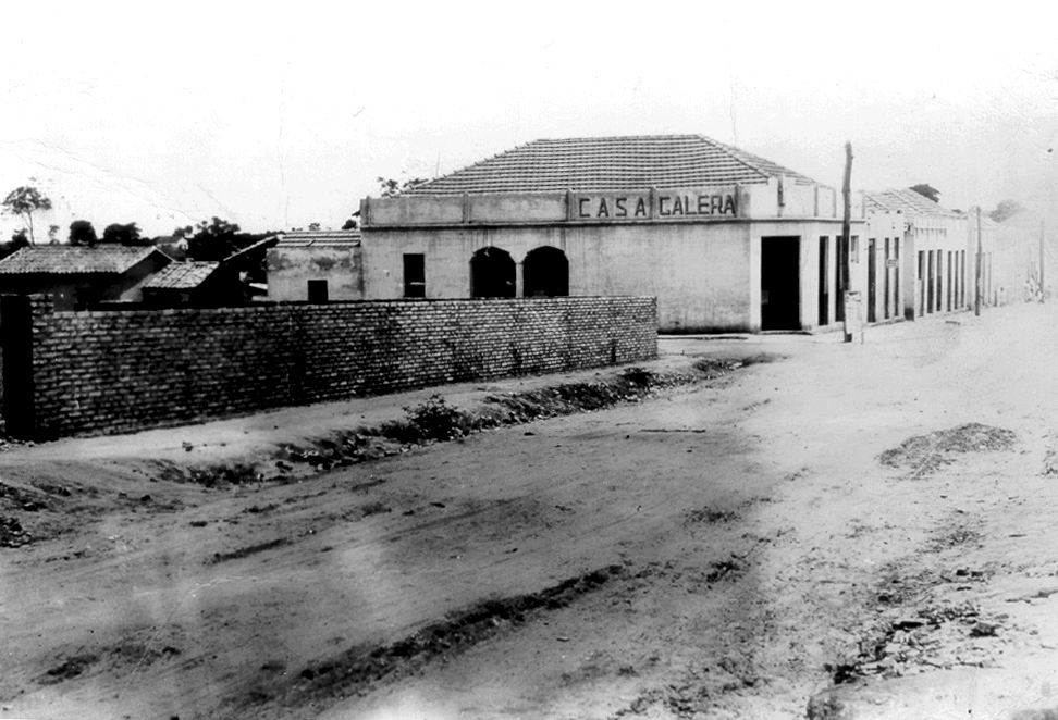 A rua Amazonas já foi assim, como mostra esta foto do ano de 1946. A Casa Galera situava-se na Amazonas, esquina com a rua Paraíba. Na área cercada pelo muro é onde está hoje o Posto Só-Nata, que antes era o Posto Poiani. É o retrato da Votuporanga antiga. A cidade cresceu, a paisagem é outra, mas a foto e a história gloriosa dos pioneiros permanecem.