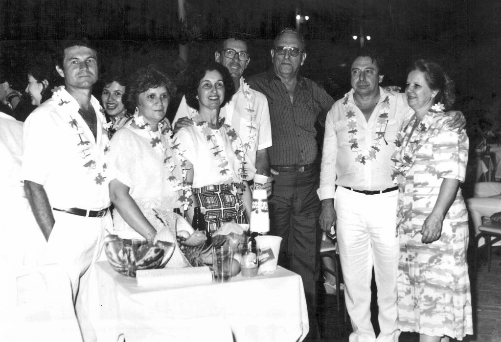 Na noite de 11 de novembro de 1989, o Assary Clube de Campo, presidido por Paulino Mateus Olgado, promoveu o seu tradicional Baile Tropical. A sociedade votuporanguense marcou presença no evento que foi realizado no parque aquático do clube. Na foto, aparecem a partir da esquerda: Roque Beraldo e a esposa Áurea; Marlene e o esposo José Galera Sanches, o então prefeito João Antônio Nucci, Miguel Pignatari e a esposa Marlene.