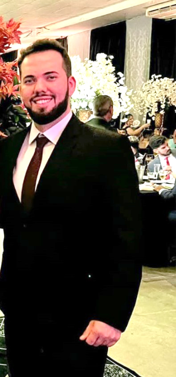 O dia 28 chega com um motivo especial para o jovem Lucas Barbino Oliveira que comemora idade nova hoje. Ao lado dos pais, Paulo e Mari, que o cercam com amor e carinho, e abrem com entusiasmo a tradicional cantoria de “Parabéns a você”. Ele recebe também as felicitações de familiares e amigos, que registram suas mensagens e votos de felicidade ao feliz aniversariante. Paabén Lucas, desejamos que este novo ciclo seja inspirador, cheio de descobertas e sonhos realizados. 