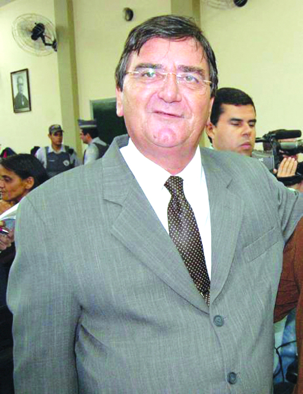 O renomado advogado Gésus Grecco celebra seu aniversário nesta quinta-feira (28). Reconhecido como um dos maiores nomes da advocacia no tribunal do júri, sua trajetória vai muito além de Votuporanga, com destaque também em diversas regiões do Brasil. Dono de uma oratória marcante, Dr. Grecco também se destaca como escritor e poeta. Um de seus momentos mais célebres foi quando defendeu um processo em forma de versos, recebendo do juiz a resposta na mesma linguagem — um episódio que enriqueceu a literatura jurídica local. Antes da advocacia, iniciou sua carreira como bancário, com passagens pelo Bradesco e Banespa, além de atuar como professor de Direito nas universidades de Votuporanga e São José do Rio Preto. Hoje, já aposentado, dedica-se à pecuária, desfrutando de uma merecida nova fase de vida. Dr. Gésus Grecco é, sem dúvida, um exemplo de sucesso, talento e dedicação.