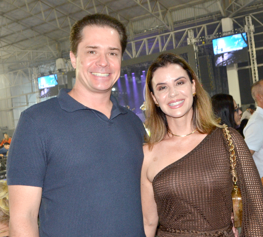 O dentista Vinicius Ferreira e sua esposa, Liana Seba, marcaram presença em um recente evento social que reuniu uma galera bonita e animada no animado salão de eventos do Assary Clube.