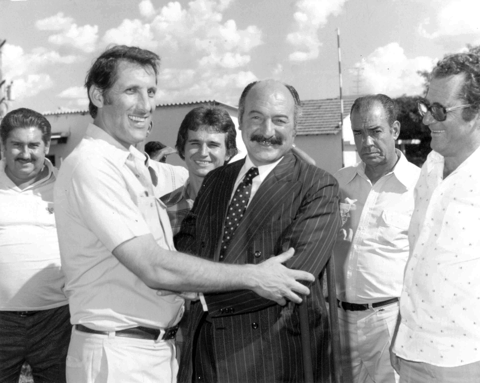 A foto é o registro da visita do então vice-governador de São Paulo Orestes Quércia à Votuporanga. O ano é 1983. Da esquerda para a direita: Mauro Gato (vereador de Américo de Campos), Quércia abraça o prefeito Mário Pozzobon, ao fundo o então prefeito de Américo de Campos Estevinho, Wilson Brasil e o professor Iris Barbieri, na época candidato a deputado estadual.
