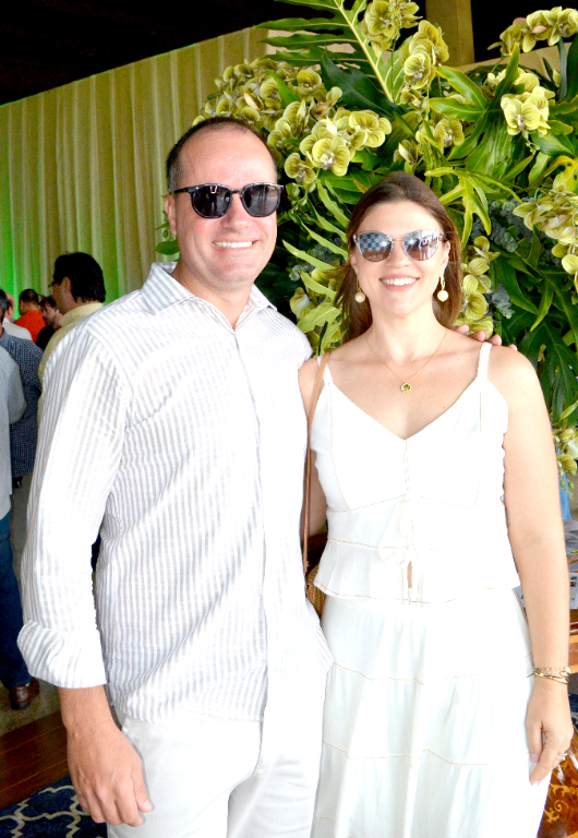 O belo e elegante casal Luis Otávio Esteves Assad Barbosa e sua mulher Natália Esteves Assad marcou presença no coquetel de lançamento oficial da retomada das obras de construção do Shopping Votuporanga. O novo empreendimento tem previsão de inauguração para o segundo semestre de 2027, com 110 lojas, duas megalojas, supermercado, cinema e academia, e deve gerar cerca de 700 empregos para a região.