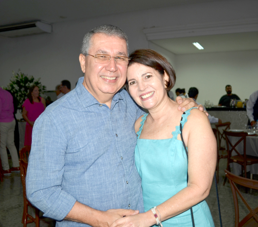 Nesta terça-feira (29), o contador Edson Prates não fecha apenas as contas do mês, ele abre um novo ciclo de vida! Cercado pelo carinho da esposa Joana, da família e dos amigos, ele comemora mais um ano com gratidão e alegria. A equipe de colaboradores do Escritório Mercúrio, também celebra essa data especial com entusiasmo. Feliz aniversário, Edson! Que os próximos capítulos venham cheios de boas somas: saúde, sucesso e muitas conquistas.
