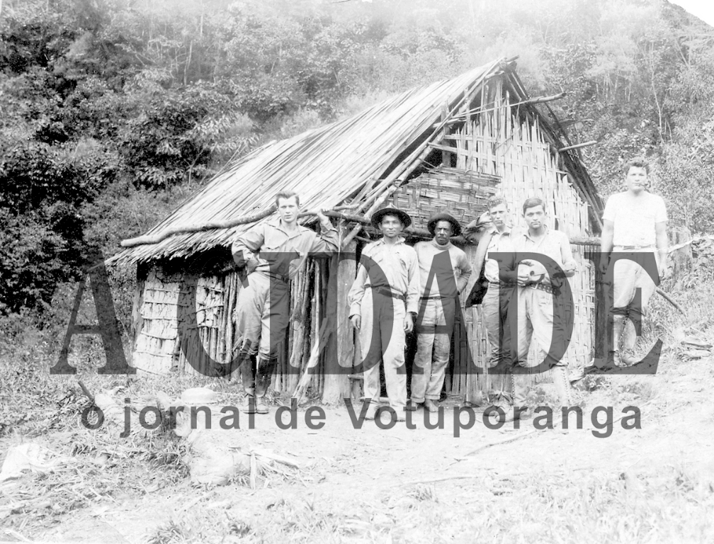 Esta foto foi enviada para os arquivos do jornal. Não há identificação dos personagens que aparecem diante do rancho. No verso apenas uma inscrição: “Pousada de Tropeiros na época da fundação da cidade”. Se algum prezado leitor, dispor de mais detalhes por gentileza entre em contato com a nossa redação.