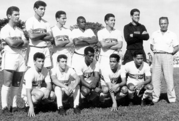 São Paulo no Plínio Marin - Este é o time do São Paulo F. C. que pisou no gramado do “Plínio Marin” no dia 20 de maio de 1962. Da esquerda para a direita aparecem de pé: De Sordi, Pescuma, Riberto, Delém, Roberto Dias, Bertolucci (goleiro) e Dilemando Costa Machado, que era diretor da A. A. Votuporanguense e são paulino roxo. Agachados: Faustino, Prado, Benê Ramos, Baiano e Agenor. A foto é da dona Laurita da Silva Oliveira.