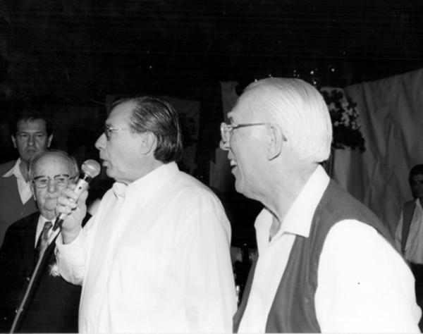 A primeira Festa Italiana -  Esta é uma foto do primeira Noite Italiana, realizada em 1997 pelo Lions Clube de Votuporanga. Dado o grande sucesso, do evento, a festa se repete até os dias atuais, agora com organização da Associação Italiana.Naquela  oportunidade, o saudoso “português” dr. Áureo Ferreira (dono do Banco Interior) foi o patrocinador do evento e prestou relevante homenagem ao dr. Orlando Beretta, que havia conquistado a sua certidão de dupla cidadania. Aparecem na foto, os saudosos participantes: o industrial Valdevir Davanço, o médico Miguel Gerosa, Áureo Ferreira (no microfone) e dr. Orlando Beretta. A foto é do arquivo pessoal da família Beretta.\r\n