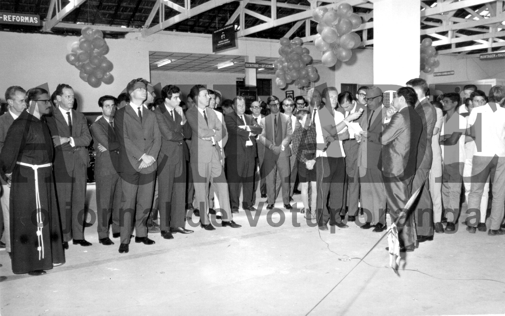 As principais autoridades votuporanguenses dos anos 60 estiveram reunidas neste ato. Foi o lançamento de veículos da linha DKW - Vemag de Votuporanga, sob a batuta do saudoso empresário Nasser Marão. Entre as autoridades estão alguns diretores da indústria montadora de veículos no Brasil. Podem ser identificados nesta foto o frei Sérgio Maria de Capivari, o advogado e vereador Octávio Viscardi, o empresário José Marão Filho, o então prefeito Dalvo Guedes, o radialista Luiz Rivoiro, entre outros empresários e políticos da época

***Confira mais desta coluna em nossa edição impressa e online para assinantes.
