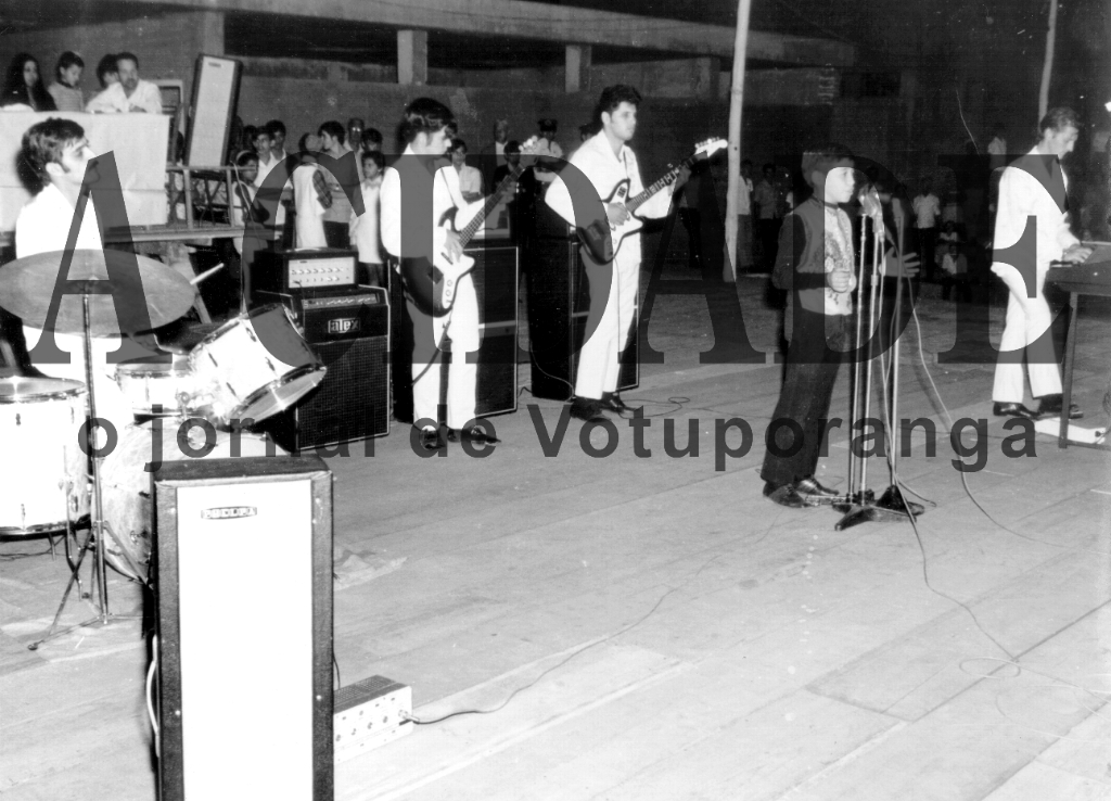 O conjunto “Blue Star, do Adésio Bronhara, foi a sensação dos anos 70. A foto foi feita na Concha Acústica e o conjunto acompanhava os participantes do concurso “A Mais Bela Voz”, promovido pela Secretaria da Cultura do Município. O cantor Wainer (foto) foi o vencedor em 1971. Na bateria Carlito Carreteiro, no contrabaixo o saudoso Amós e no órgão o Adésio Bronhara. Era o tempo dos bons festivais e a Concha sempre lotada.

***Confira mais desta coluna em nossa edição impressa e online para assinantes.