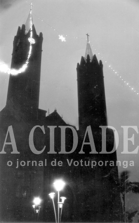 Para dar clima de Natal em Votuporanga o pessoal não mede esforços. Nos anos 80 instalaram uma estrela entre as duas torres da antiga Igreja Matriz, hoje Catedral de Nossa Senhora Aparecida. A iniciativa foi muito elogiada e o local que brilhou a “Estrela de Belém” foi o diferencial na decoração daquele ano. 

***Confira mais desta coluna em nossa edição impressa e online para assinantes.