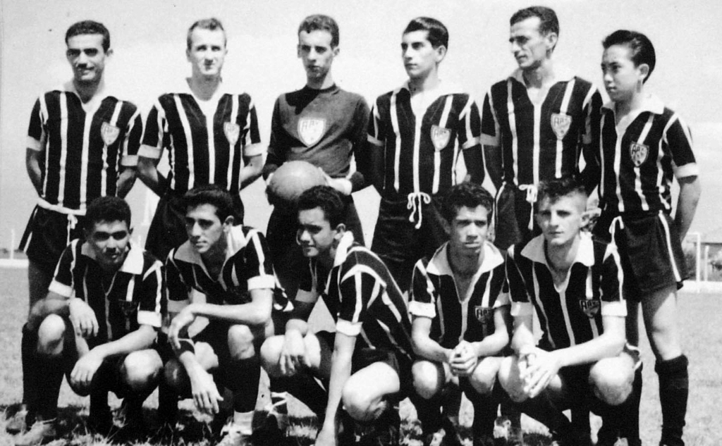 O time Amador da Associação Atlética Votuporanguense, perfilou para esta foto no dia 20 de agosto de 1961, no Estádio Plínio Marin. Aparecem de pé, da esquerda para a  direita: Getúlio Paes, Emílio Torrinha, Julinho Barbieri, João Abbas (Chapa), Jovino  Paes e Massanobu. Agachados, na mesma ordem: Maurício, Delei (Padeiro Louco), Wanderlei, Nei Neves e Nininho. A foto é do arquivo pessoal de João de Oliveira Abbas.
