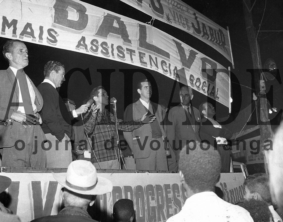 Eleito prefeito em 1963, o então gerente de banco, Dalvo Guedes, governou Votuporanga de janeiro de 1964 a janeiro de 1969. Na foto um flash de um comício onde aparecem o advogado Octávio Viscardi, o candidato Dalvo Guedes e o prefeito da época Ernani de Matos Nabuco. No microfone, quem faz o discurso é então candidato a vereador Nasser Gorayb.

***Confira mais desta coluna em nossa edição impressa e online para assinantes.