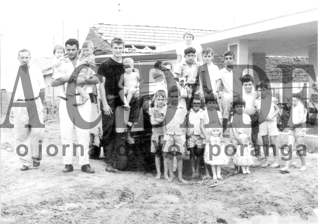 Um encontro de vizinhos, moradores no Jardim Marim, nos anos 60. Graças a colaboração da senhora Carmem Furlani, identificamos a maioria dos personagens desta foto: Dante Furlani, Zecão (tendo no colo Janice e João Carlos Parreira), Antonio Bianchini (Toninho), no colo dele José Carlos (Cutica), Arnaldo Xavier da Silva, Jesus, Nélson Parreira Duarte, Malito e a menina da direita é Neusa Bianchini Ferreira. Detalhe: a família Parreira há muitos anos mudou-se de Votuporanga e reside em Cáceres-MT. 

***Confira mais desta coluna em nossa edição impressa e online para assinantes.