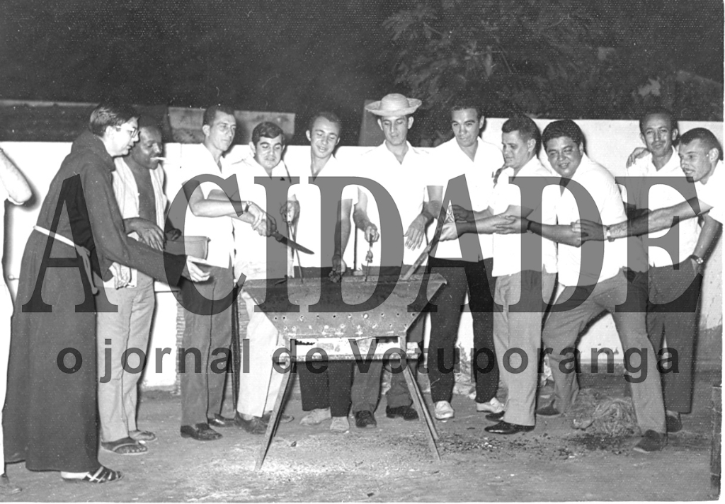 Numa foto dos anos 60 apresenta um grupo de amigos em clima descontraído ao lado da churrasqueira. Veja quem são eles conferindo a partir da esquerda: Frei Arnaldo Maria de Itaporanga, o jogador Francisco Santana (Fifi, José Antonio Viscardi, Luiz Carlos Escudeiro, Ademir, Paulo de Vera Cruz  Soledade  (Paulão),  radialista Jota Pereira, o contabilista Jaime Alvares Gil, Vilmosnei Aparecido Rigo, Granada e Ariô Viscardi.

***Confira mais desta coluna em nossa edição impressa e online para assinantes.