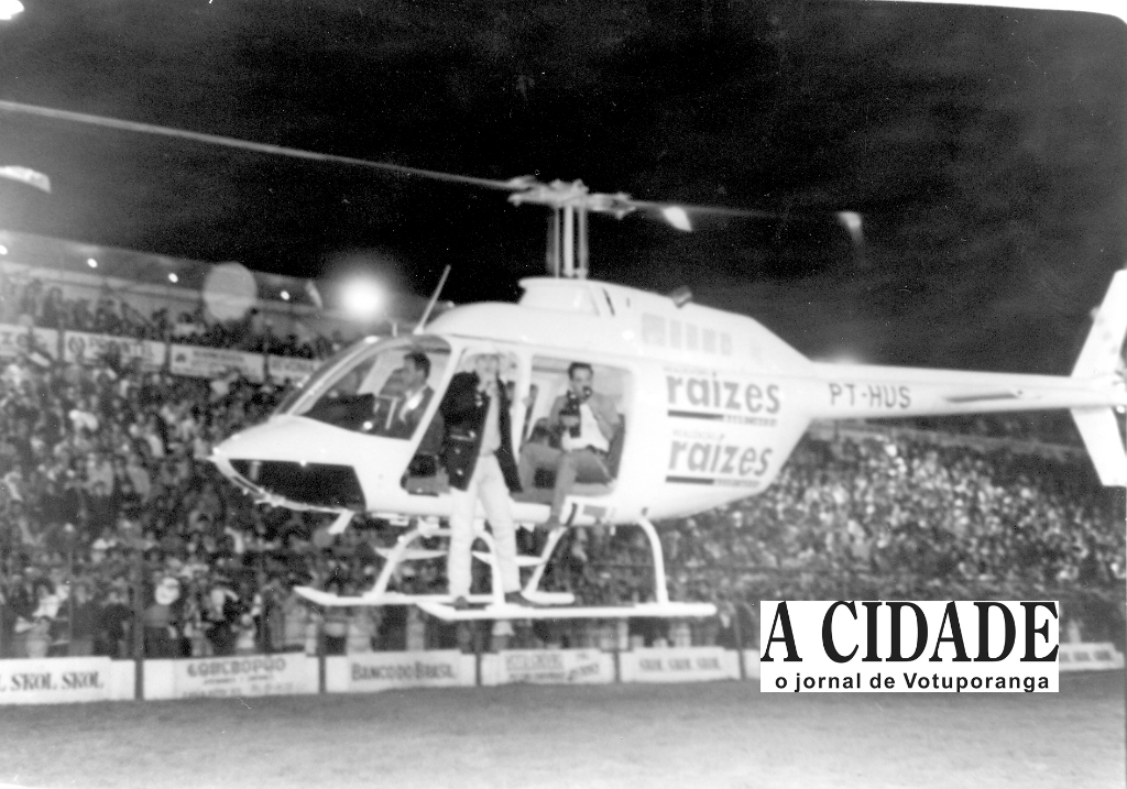 Quando o Grupo Raízes promoveu a Exposição de Votuporanga com o espetacular show do Rei Roberto Carlos, uma das atrações da festa foi a chegada do animador do rodeio Asa Branca aterrissou no recinto da Expô em um helicóptero com a inscrição do grupo Raízes. Foram muitas palmas, mas não faltaram terras também. Além do “chão tremer” levantou poeira que deixou a plateia mastigando terra o resto da noite.