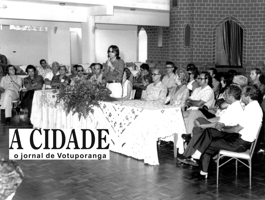 Ano de 1973. O empresário do ramo automobilístico Áureo Ferreira discursa ao ser empossado presidente do Votuporanga Clube. O primeiro da esquerda é o famoso apresentador de televisão Amaury Júnior, na época jornalista em Rio Preto. Na sequencia podem ser identificados: Nasser Marão, o então vice-prefeito Roberto Lima Campos, o prefeito Luiz Garcia De Haro, Áureo Ferreira, o prof. Cícero Barbosa Lima Junior (que havia deixado a presidência do clube), e sua esposa a professora Chamena, entre outras personalidades da época.