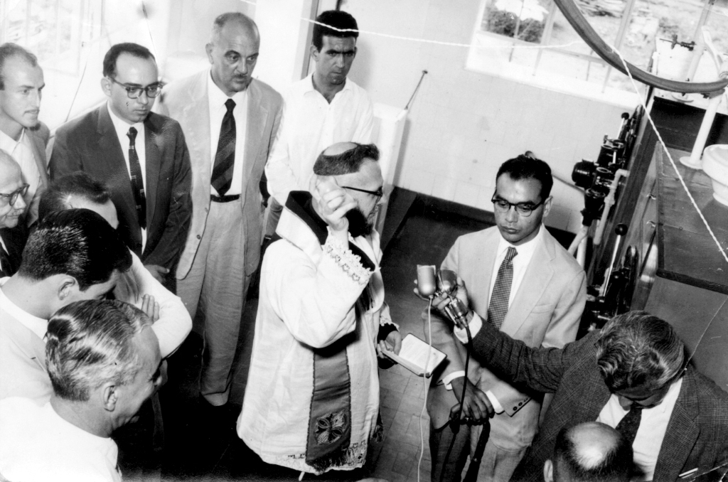 No dia 17 de dezembro de 1960 aconteceu a inauguração da Estação de Tratamento de Água, na primeira administração de Hernani de Matos Nabuco. Veja quem são os personagens desta foto, a partir da esquerda: o advogado Tobias Bueno Torres, Waldemar Rodeiro (acima - o responsável pelo tratamento de água), não foi identificado o cidadão que aparece de terno escuro e de óculos. Já o de terno claro é Afonso Van Haute e ao seu lado Hernani Preto (responsável por todo o sistema, na hierarquia de hoje ele seria o superintendente da Saev). Frei Benjamin procede a benção religiosa, e de terno e óculos a sua frente o Promotor de Justiça Antonio Carlos Penteado de Moraes, e segurando o microfone o jornalista Edward Costa (Costinha). O prefeito Nabuco aparece (embaixo) de costas.
