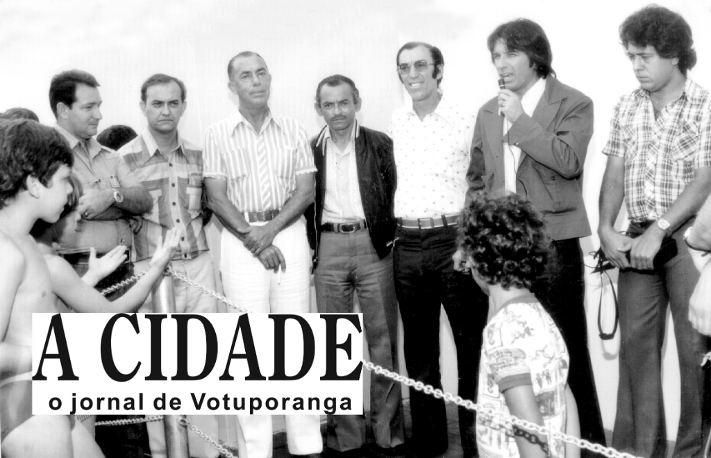 Algumas lideranças políticas do início dos anos 70, perfilaram para ouvir o discurso do então empresário e deputado Áureo Ferreira. O ato marcava a entrega de melhorias implantadas no Clube do 40. Identificamos os adultos, da esquerda para a direita: Coronel Cláudio Manoel Romeiro Júnior, Dr. Joaquim Figueira da Costa, Herculano Bereta, vereador Deocleciano de Souza Viana Filho, Orlando Bereta (o então presidente do Clube), o orador Áureo Ferreira e o jornalista João Carlos Ferreira.