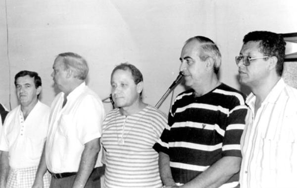 Almoço de Confraternização- 1996 - Este encontro deu-se na sede do Assary Clube de Campo no ano de 1996. Trata-se de um evento de confraternização. Era comemorado os 10 anos de instalação da Ordem De Molay em Votuporanga. Aparecem da esquerda para a direita: Ermelindo Sartório, o saudoso Antonio Édson Anone, Eduardo Batista Leite, Carlos Haddad (da Brasilia Modas), e Nélson Ramos Ribeiro. A foto é do arquivo do jornal A Cidade.