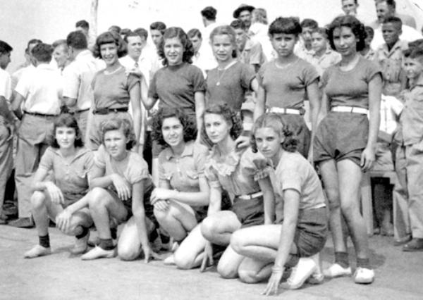 Quem são elas? - Um flash especial colhido nos anos 60, registra um evento de grande movimentação acontecido, possivelmente, na quadra de esportes do Votuporanga Clube. Em pé, a partir da esquerda: Marlene Prado, Nely de Oliveira, Marlene Flait Pignatari, Djalva e Marlene Homsi. Agachadas: Nelcy Belone, Darci Brusque, Dolores Belone, Dora Paroneto e Haidee Vidote. A foto é do arquivo da família Rames Cury.