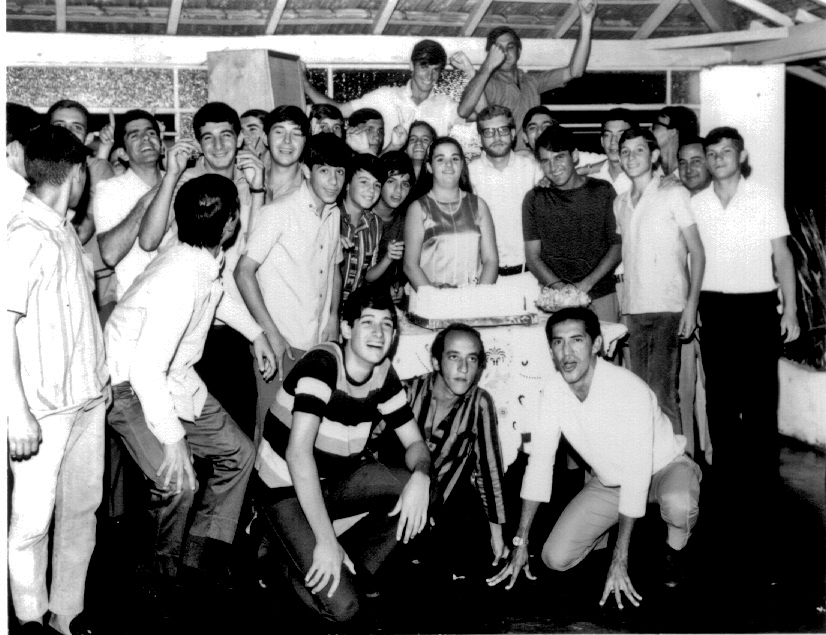 A foto é de 1967, na festa de 15 anos de Thelma Jabur. Veja quem são eles, conferindo a partir da esquerda, assim como eram conhecidos: Edu, Aderbal Galo, Tinché, Édson Marchan, Rogério, Toninho Sarkis, José Santana, Chinchão da Padaria Progresso, Marinho Jabur, Bactéria, Thelma (aniversariante), Mauro Mazorchi, Alcir Rubens Monteiro, Edmar Costa (Costinha), Fedozi, Zé Arroyo (Pitrika), Leonezio, José Mecânico, Delei, Melão e Cicinho Barbosa Lima
