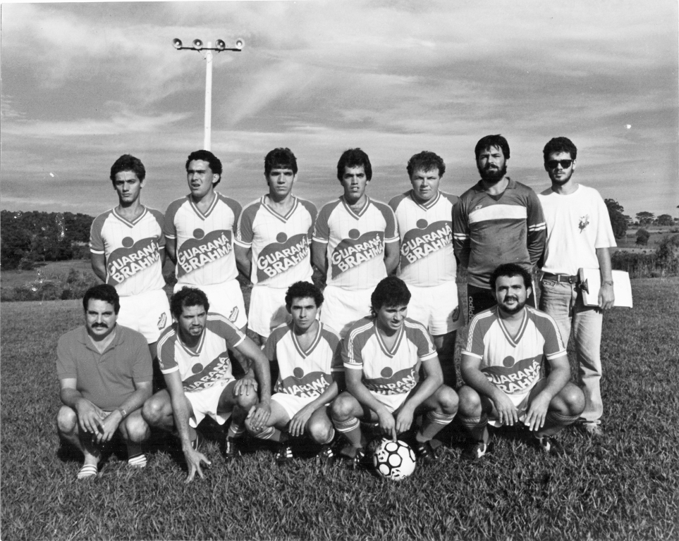 O Clube da Justiça, que tem a sua sede às margens da rodovia Péricles Belini, apresenta como atração maior o seu campo de futebol. Nesta foto, o registro de um campeonato disputado no local no ano de 1969. Veja a formação do time conferindo da esquerda para a direita. Em pé: Carlim Cerantola, Alvaro, Melado, Fabinho, Zé Mauro, Fernando e Wilsinho. Agachados: Joaquim Miguel Martins, Tico, Albertinho (Correio), Fabiano e Adilson Souza