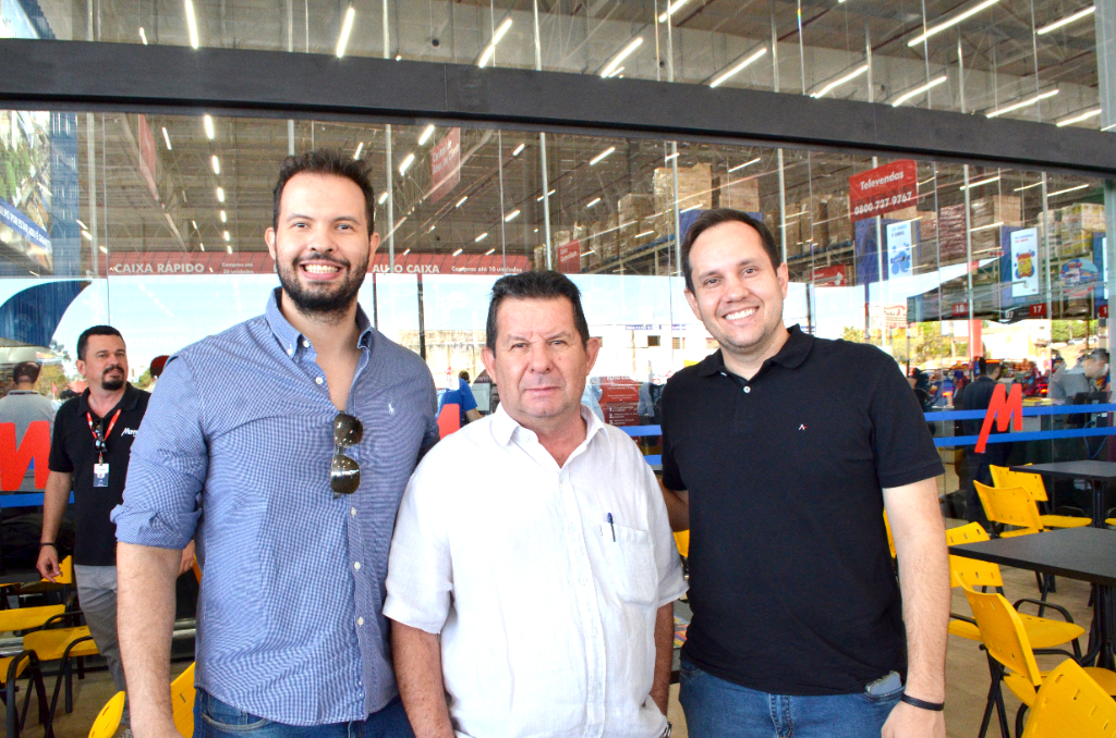 Nelson Nucci, ao lado de seu pai, Chino Bolotário - Secretário de Desenvolvimento Econômico  de Votuporanga e o comerciante Guilherme, da Votuciclo, marcaram presença na manhã do dia 25 para dar as boas-vindas ao mais novo empreendimento da cidade: o Max Atacadista, oficialmente inaugurado com entusiasmo e expectativas positivas para a economia local.
