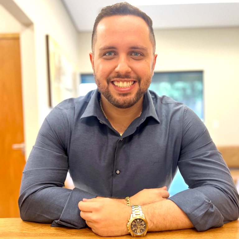 Nesta terça-feira (30), o dia é de celebração para o querido Dr. Danilo Cruz, médico geriatra que comemora mais um ano de vida! A data será marcada por demonstrações de carinho e muitas felicitações vindas de amigos, familiares e, em especial, de seus alunos do curso de medicina da Universidade Brasil onde o médico ministra aulas. Feliz aniversário Dr. Danilo. Que esta nova etapa venha com ainda mais luz, sucesso e propósito. Parabéns!