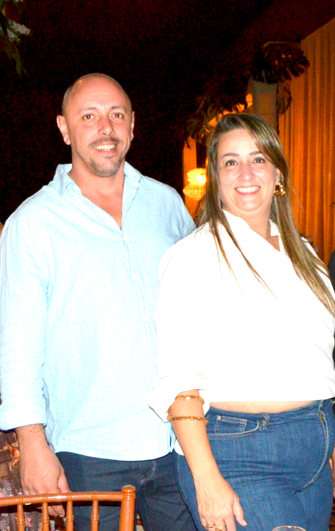 Carina Fiori Vilela celebrou uma nova volta ao sol no dia de ontem, 29 de setembro, e a comemoração aconteceu no deslumbrante Resort de Japaratinga, localizado nas paradisíacas praias do litoral norte de Alagoas, um verdadeiro refúgio de águas cristalinas, piscinas naturais e paisagens de tirar o fôlego. Ao lado do marido, Júnior Vilela, e de seu filho, Carina brinda à vida com alto astral, aproveitando momentos únicos em um cenário que é puro encanto e tranquilidade. Parabéns à aniversariante, que este novo ciclo seja iluminado por saúde, amor, realizações e muitas aventuras tão maravilhosas quanto esse paraíso alagoano.