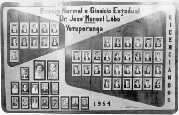 Os formandos do ano de 1964 - Eís o quadro de honra dos licenciandos da Escola Normal e Ginásio Estadual “Dr. José Manoel Lobo”, instalado na época no prédio que está hoje o Campus Centro da Unifev, na rua Pernambuco. As fotos foram colhidas pelas lentes do competente fotógrafo Takeo Sato (Foto Votuporanga). Nos quadros maiores aparecem Neuza F. Gonçalves - diretora, e Dr. Oscar N. Taves - paraninfo, Luiz Jacob é o inspetor. Entre os formandos está Rames Cury dono do álbum da qual extraímos esta foto.