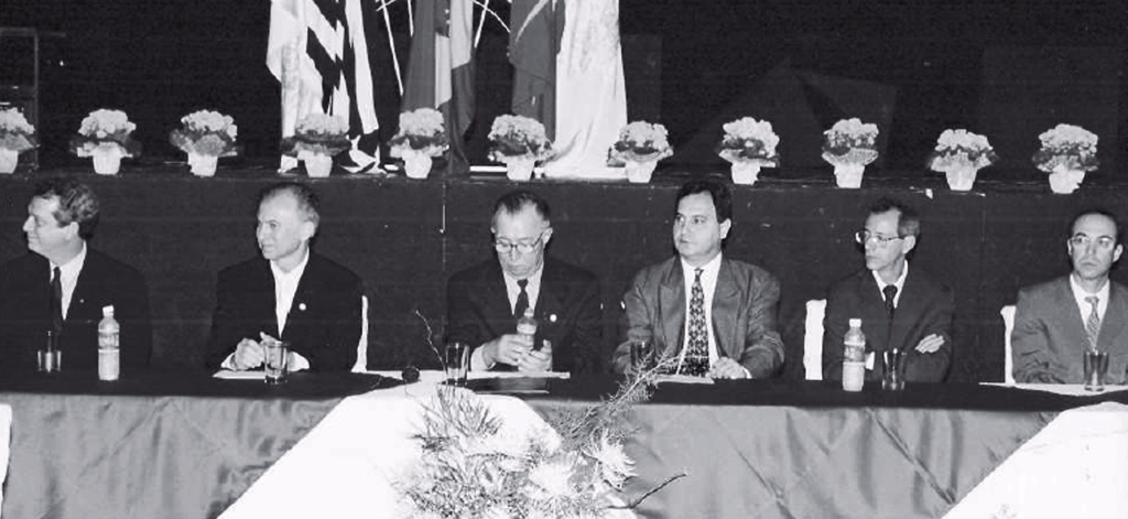 Ano 2000. Em concorrida cerimônia na sede do Assary, o comerciante Halim Ibraim Haddad assumiu a presidência da Associação Comercial de Votuporanga. Com ele, um momento de ascensão da entidade que congrega a força viva dos comerciantes locais. Aparecem na mesa dos trabalhos a partir da esquerda: Antônio Carlos Parisi (vice-presidente da Facesp), Massem M. Saloume (que deixava a presidência), Halim (que assumia), o prefeito Atílio Pozzobon Neto, o juiz de Direito Antônio Carlos Francisco e o promotor de Justiça, José Vieira.