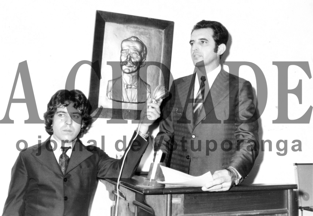 Este é o advogado aposentado e ex-vereador Antonio Trombone. Para homenageá-lo levantamos dos arquivos esta foto. O registro é do dia 7 de agosto de 1975, numa memorável Sessão Solene da Câmara Municipal. Naquela oportunidade ele foi escolhido para falar pelo Poder Legislativo numa homenagem tributada aos ilustres votuporanguenses da época: escritor Edward Coruripe Costa, vereador Aziz José Abdo, empresário Nasser Marão, empresário Carlos Ferrari, cartorário Plínio Marin e o empresário Marão Abdo Alfagalli. Eles foram agraciados com a Medalha de Honra ao Mérito. A sessão solene foi transmitida pela Rádio Clube pelo radialista João Carlos Ferreira.

***Confira mais desta coluna em nossa edição impressa e online para assinantes.