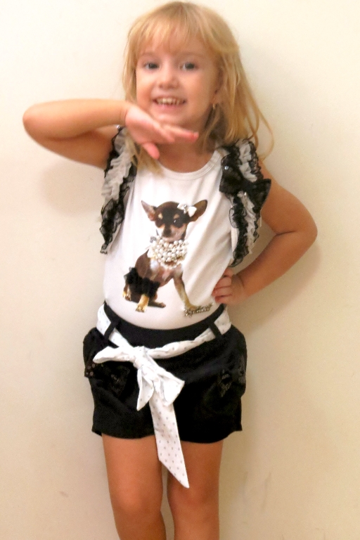 A gatinha Heloisa Marton Viveiros completou quatro anos ontem. A menina ficou super estilosa vestindo Impressinho. Heloisa ganhou muitos beijinhos e mimos dos pais Ricardo Augusto Viveiros e Andressa Marton Viveiros, e a irmã Beatriz Marton Viveiros