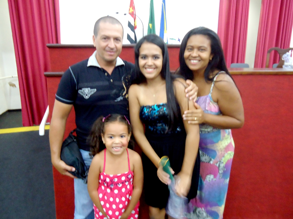 Chegou os tão sonhados 15 anos de Kathleen Amanda Viana Dutra. Ela recebe os parabéns de seu paizão Evandro M. Dutra, da mamãe Luzia e de sua irmã, a pequena Elissa