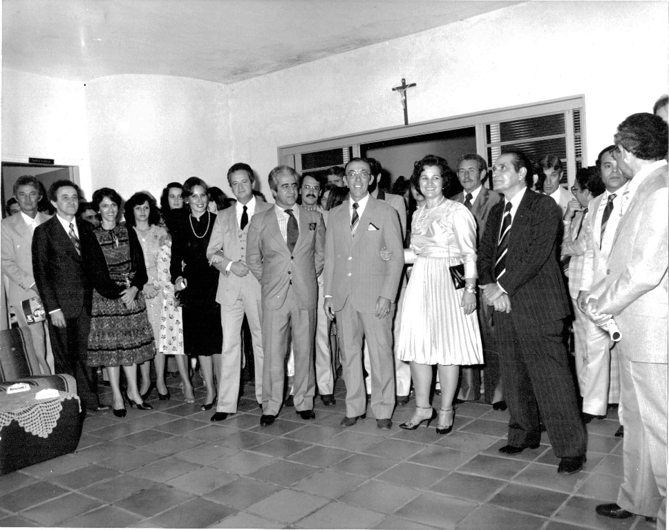 Ano 1982 - Naquele ato, a foto do Dr. Orlando Beretta foi entronizada na Galeria dos ex-presidentes do Lions Clube de Votuporanga. A cerimônia reuniu personalidades marcantes da sociedade local. Da esquerda para a direita: Édino Comar, Eny Aymoré Camolesi e Lizete, Meire Araújo, Dra. Diva e Dr. Jesus Silva Melo, Dr. Rafael Chain, Dr. José Barbosa da Silva, Dr. Orlando Beretta e esposa Célia, José Marcussi, Nasser Marão, Durvalino Comar (ao fundo), Dr. Anísio Garcia Martin, Aguinelo Picerni e (de costas) Dr. Deocleciano de Souza Viana Filho