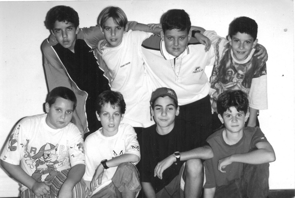 Esse grupo de amigos dos anos 90 reunidos para esta foto. Confira da esquerda para a direita, de pé: André De Lucas Rodrigues, Renan Miron, Fábio Ferreira e Luigi Riva. Agachados na mesma ordem: Leonardo Bianchini, Thiago Rodrigues, Maurício Chiquetto e Sérginho Petrilli. A maioria deles permanece trabalhando e residindo nesta cidade. 