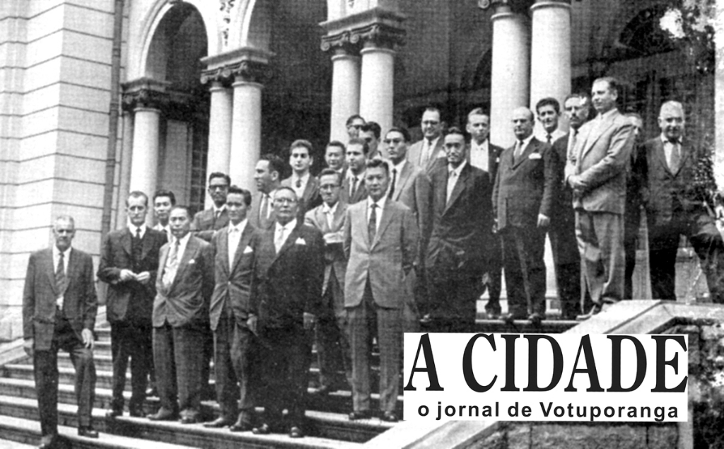 A participação da Colônia Japonesa de Votuporanga nos movimentos pelo progresso da cidade. A foto é do início dos anos 60, na escadaria de entrada do Palácio de Campos Elíseos, então sede do governo paulista. Era a delegação “Amigos de Votuporanga” formada pelo prefeito Nabuco para avistar-se com o então governador Carvalho Pinto. Veja a partir da primeira fila, da esquerda para a direita: Francisco de Souza, dr. Octavio Viscardi, Shimata Shinoara, Celso Toshifiru Watanabe, Hiroaki Sato, Yonegiro Yanasse, Ussaburo Okimoto, dr. João Antonio Nucci, Izur Otsuki, Carlos Márcio de Castro Junqueira, Shinoara Yokiyoshi, Koso Hashimoto, João Keuchguerian, Domingos Pignatari, dr. Miguel Gerosa, Hilário Sestine e Luiz Mazzoni Junior