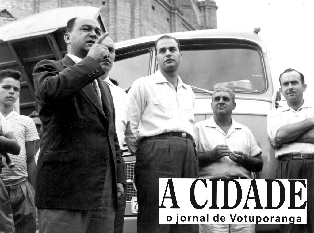 O advogado e político votuporanguense que brilhou nos anos 60 e 70, Ultimatum Fava discursa durante um desfile de veículos da empresa Marão. O ano registrado no verso da foto é de 1961. Aparecem, a partir da esquerda, um garoto que não foi identificado, o advogado Ultimatum Fava (com o dedo em riste), Roberto Abraão David Sayeg, Tufic Marão e o comerciante e político Christovam De Haro.