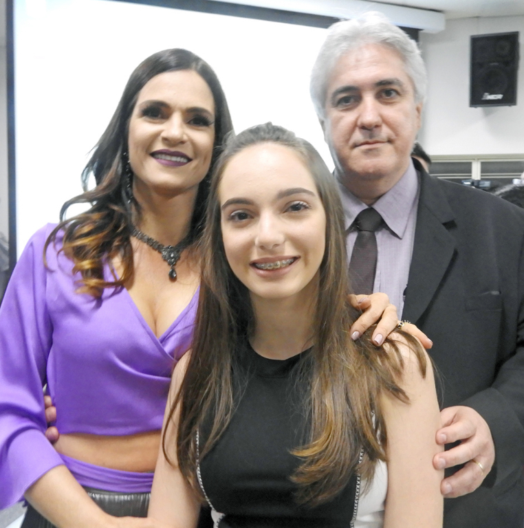 Bruna Vasconcelos, aniversariante deste domingo, na foto com os pais, o diretor presidente da Unifev, o advogado Celso Penha Vasconcelos e Andrea Penha Gregório Vasconcelos