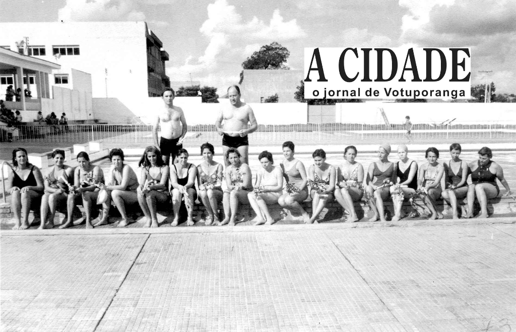 Esta foto é do dia 5 de maio de 1973. O Votuporanga Clube reunia as senhoras da sociedade que praticavam natação. Era uma versão da Escola do Peixinho, destinado às crianças. Entre elas estavam: Alice Aida de Melo, Adélia Nogueira, Maria de Lourdes Z. Regonato, Josefina Homsi Ber-nardes, Maura da Silva Comar, Ivanilde R. Waideman, Ione Parra, Guaracy Camargo Pignatari, Maria Cristina Marão, Vilma de Carvalho e Fany Pereira Barbieri. Em pé, Reinaldo Parra Bariani e Ismael Moraes.