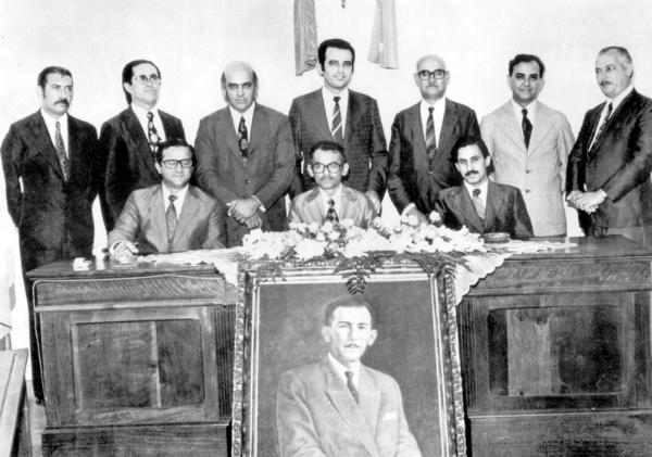 Esta foto foi publicada em uma revista, a Impacto, que focou o 38º aniversário de Votuporanga. A Câmara prestou homenagem póstuma ao ex-prefeito João Gonçalves Leite. Veja quem são os vereadores, da esquerda para a direita, de pé: José Mendes de Barros, Joaquim Neves, Mehde Slaiman Kanso, Antonio Tromboni, Aziz José Abdo, Joaquim Figueira da Costa e José Nunes Pereira. Sentados: Alzimiro Brantis (1º secretário), Deocleciano de Souza Viana Filho (presidente) e Adelino Ferrari Filho (2º secretário). 