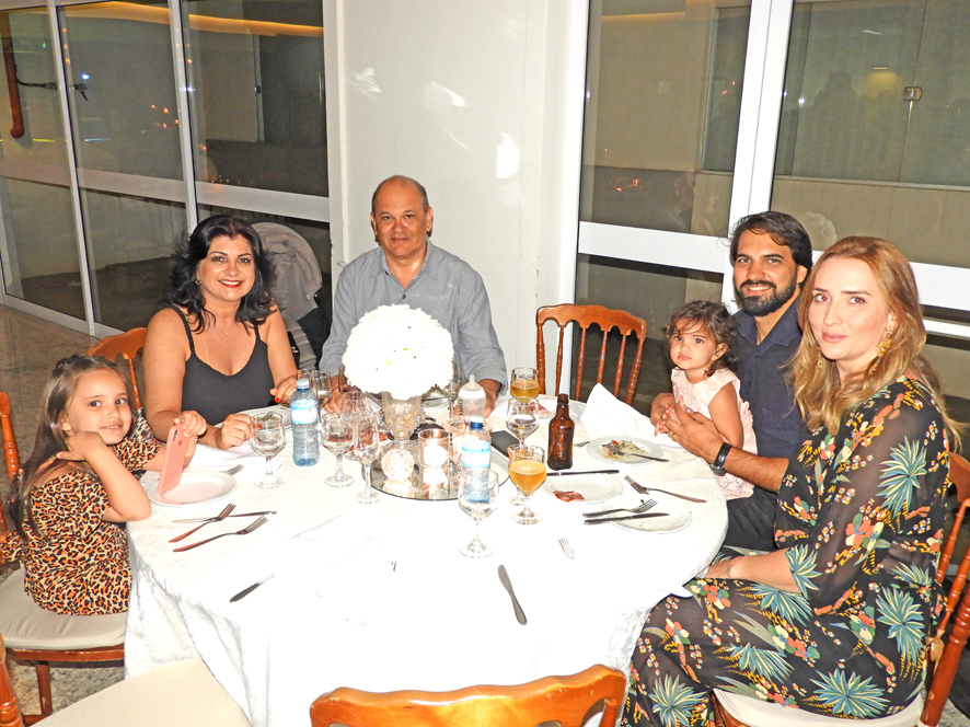 Pausa para foto de Marilda Prado Curti, Flavio Damião Curti, Matheus Prado Curti, Dra. Talitha Oliveira e as crianças Helena e Heloisa