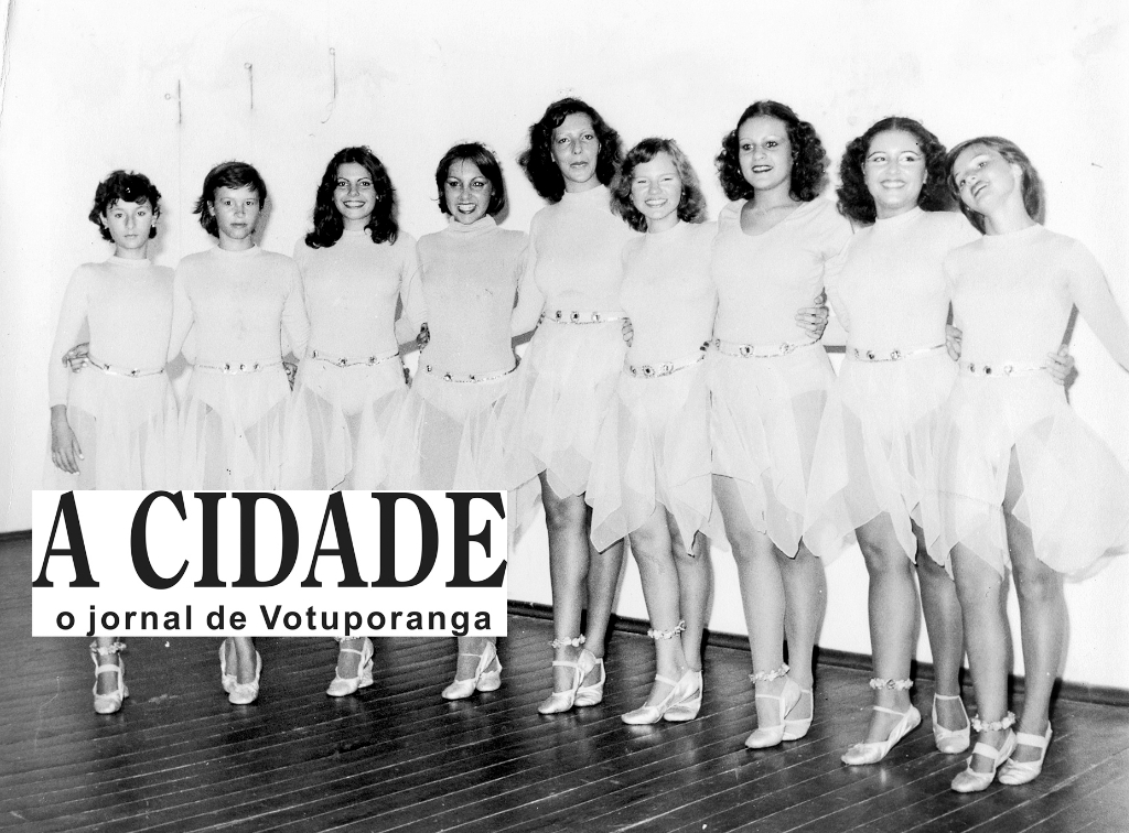 Esta foto é do ano de 1976. Apresentações da dança de balé eram grandes atrações nos palcos dos clubes da cidade. Votuporanga sempre prestigiou o balé graças ao empenho e dedicação das suas professoras de todos os tempos. Veja quem são as bailarinas que aparecem nesta foto: Flávia, Jussara, Denise, Valéria, Profa. Márcia, Celi, Paula, Laura e Etelvana.