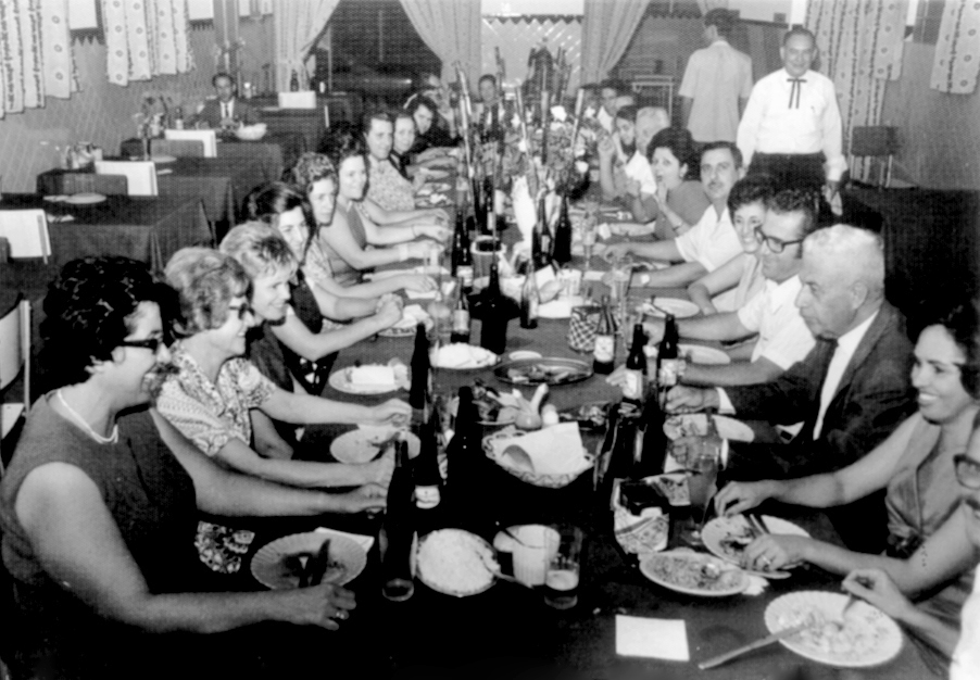 Era uma tradição dos dirigentes de ensino reunir os professores para um confraternização por ocasião do final do ano. Esta foto é de 18 de dezembro de 1971 e o local era o antigo Restaurante 606 (ao lado da Padaria Progresso, do Osmar Souza). Veja quem são os personagens da foto, conferindo a partir da esquerda: Irani Senize, Maria Izabel Martins de Oliveira (tia Bela),  Delourdes Polegati Curia, Susete Ida Benfatti, Juraci Lima Lupo, Candinha, Jair de Campos (delegado de ensino), Aidê Pedrosa e Osmir. Na direita, aparecem na frente, Baptista Merlotti (tio Batista), Olímpia Gorgulho, Theodomiro Monteiro do Amaral, Iris Barbieri, Yvone Zakaib, Danilo Silvestrim Medeiros, Zaida Ferraz, Floriano Marzochi, Jesus José Ferreira e Ramiro. O garçom de pé é o conhecido João
