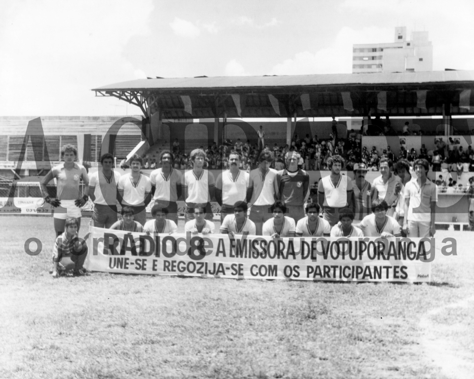 No estádio da rua Javari, campo do Juventus, em São Paulo, no dia 21 de dezembro de 1981, o time da JOWANEL recebeu a taça de vice-campeã nacional da Copa Dreher de Futebol Amador. Confira quem são os jogadores, a partir da esquerda, de pé: (? - goleiro reserva), Anísio Cestari, Nei, Diva, Cecê, Zé Procópio, Clodoaldo, Zé Branco (goleiro), João D´arc, Osvaldo (Paco- Técnico), Walter Costa (presidente), Carvalho Neto (repórter) e (?). Agachados: (?) Nílson Faria (massagista), Zé Lázaro, Sérginho, Pelé, Betinha e Miltinho. Classificação final 1º – Serra Dourada – Goiânia/GO – Campeão 2º – Associação Desportiva Classista Jowanel- Votuporanga/SP – Campeã do Interior 3º – Em Cima da Hora – São Caetano do Sul/SP – Campeão do Grande ABC 4º - Ouro Verde – Ijuí/RS (cidade do Dunga) – Campeão da Região Sul. Realização: Jornal A Gazeta Esportiva de São Paulo Apoio Cultural à JOWANEL – Rádio 8 de Agosto de Votuporanga (Hoje Rádio Cidade)

***Confira mais desta coluna em nossa edição impressa e online para assinantes.