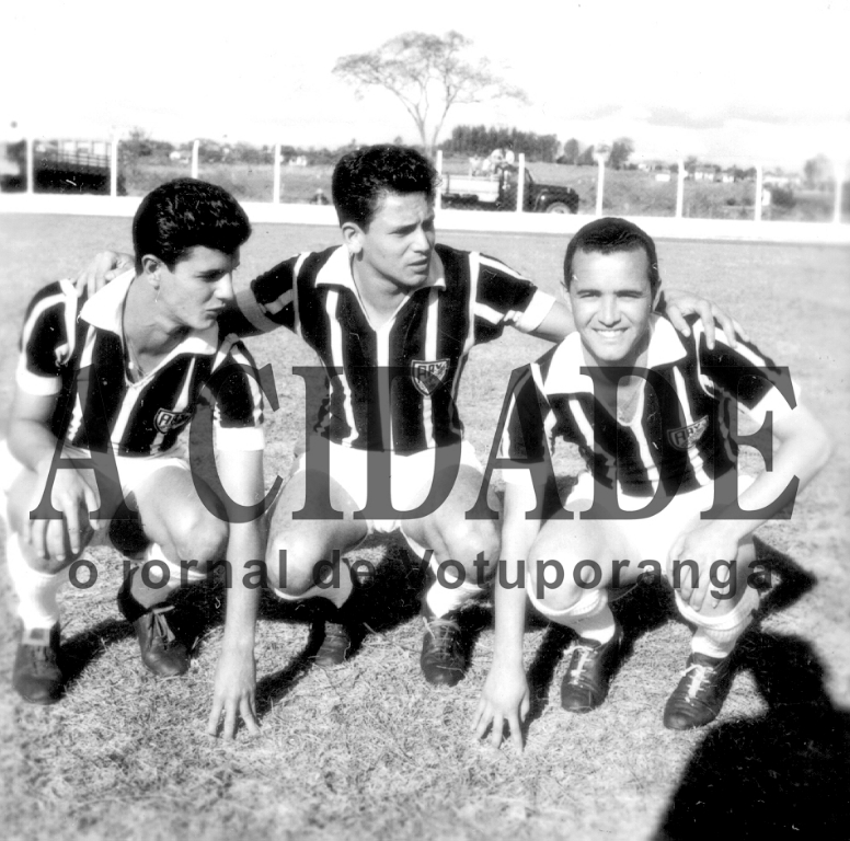 Delson de Caires, o Português, foi um grande artilheiro. Ele fez a alegria dos torcedores da AA Votuporanguense e também do América FC, de Rio Preto. Depois de encerrar a carreira profissional, ele ainda brilhou jogando pelo Clube dos 40. Nesta foto, com a camisa da Votuporanguense, ele aparece ao lado do avante Touro e do meia Maurinho, outros dois que honraram a camisa alvinegra.